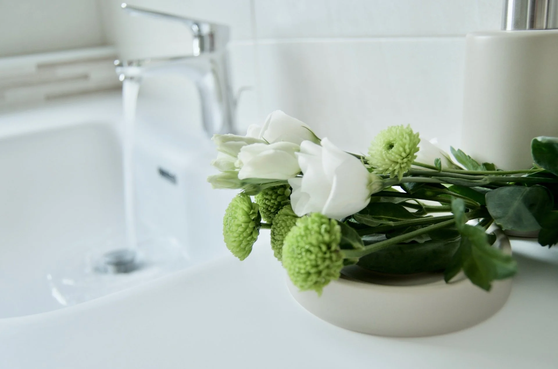 fiori sul lavandino del bagno